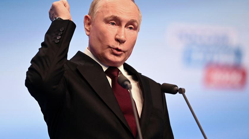 Putin demite ministro da Defesa e nomeia substituto