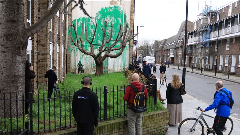 Novo mural de Banksy aparece em Londres. Foto: Neil Hall/EPA