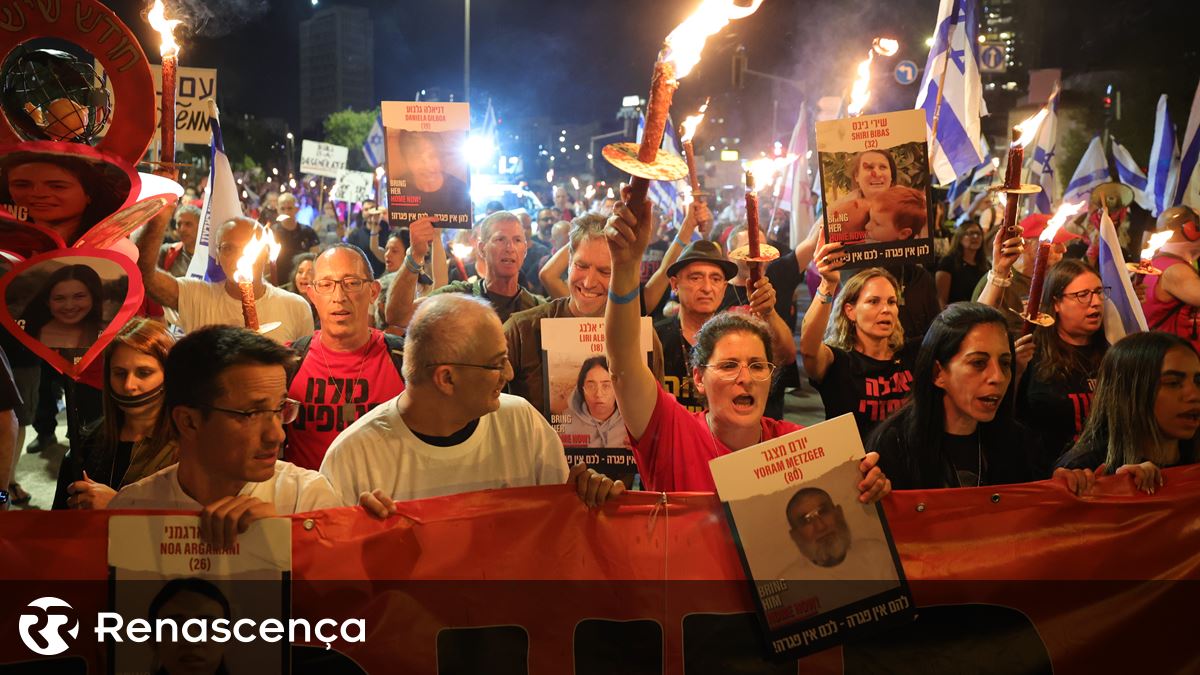 Israel. Milhares protestam frente ao parlamento a exigir libertação de reféns