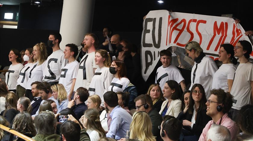 Parlamento Europeu aprova (com protestos) novo pacto sobre migração e asilo