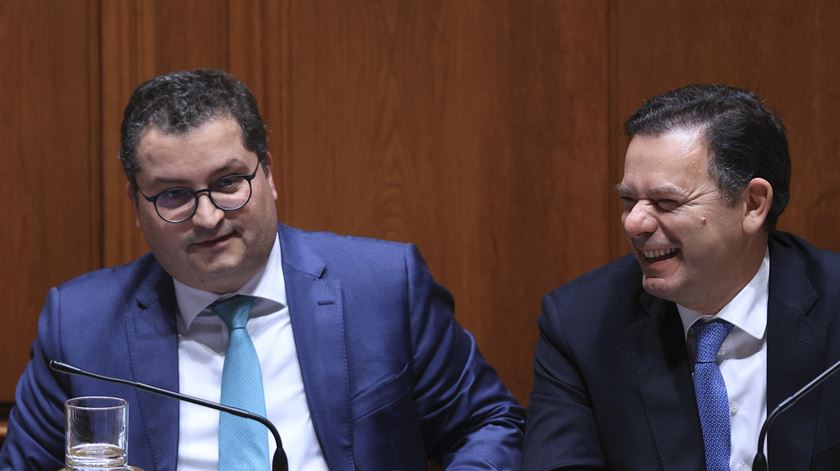 O ministro das Finanças, Joaquim Miranda Sarmento, com o primeiro-ministro, Luis Montenegro, na discussão do Programa de Governo. Foto: António Cotrim/Lusa