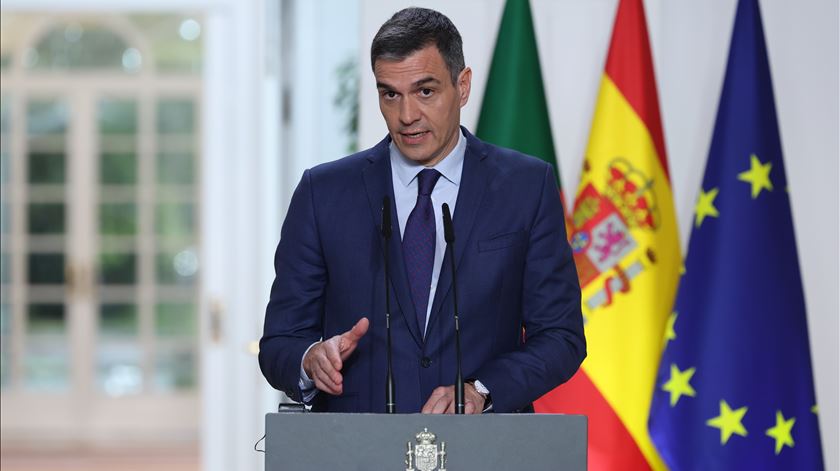 Contra Milei, Espanha retira embaixadora da Argentina de forma permanente