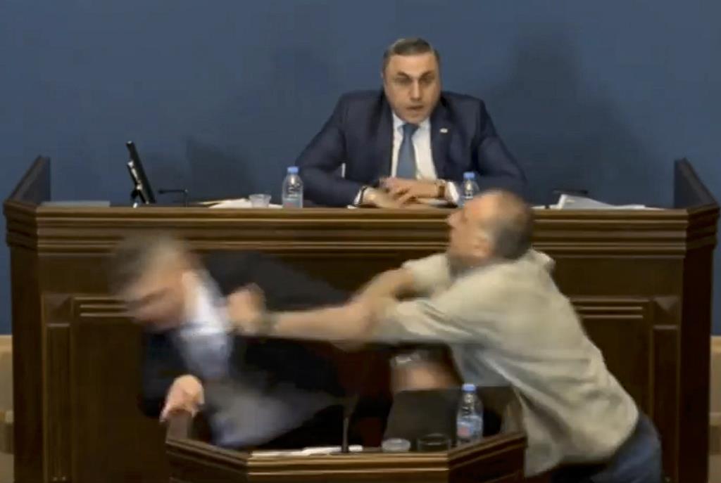 Lei dos “agentes estrangeiros” leva a agressão no Parlamento da Geórgia