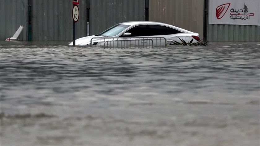 Num dia, choveu o que choveria num ano inteiro. Veja as imagens das cheias no Dubai