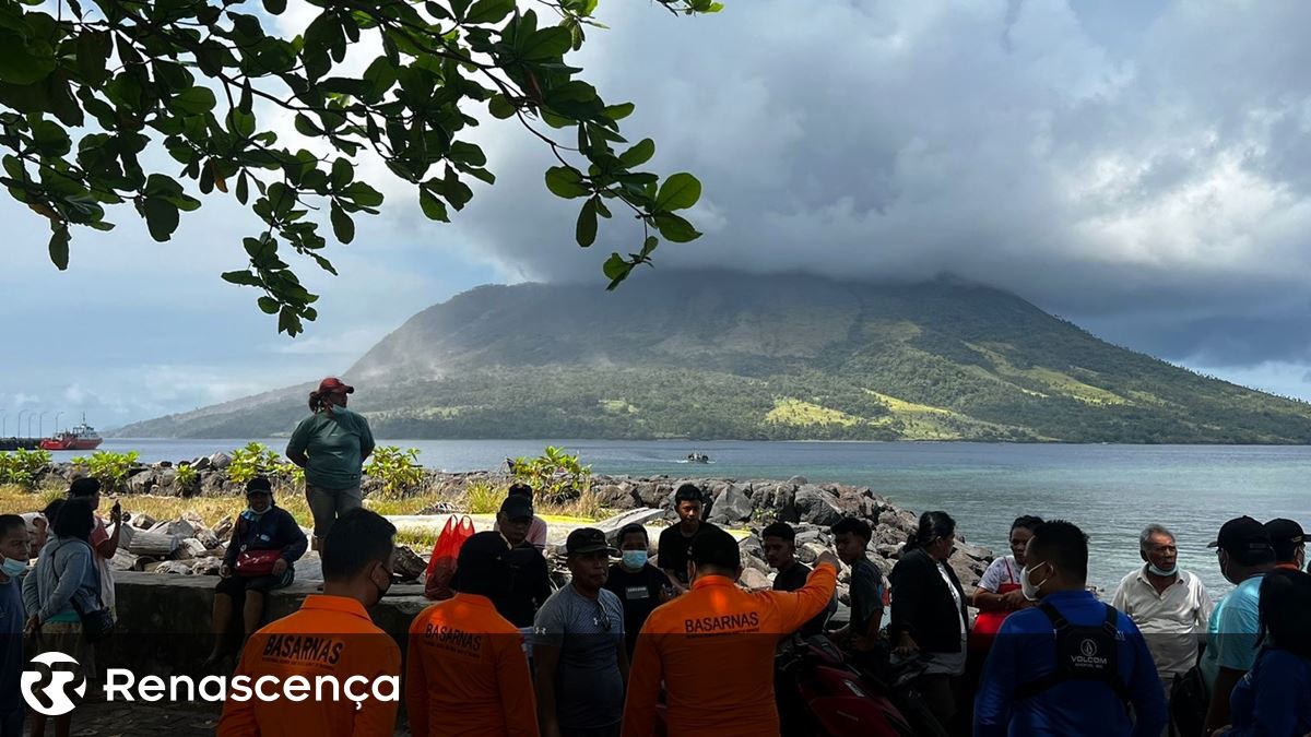 Nova erupção na Indonésia obriga a encerramento de aeroporto