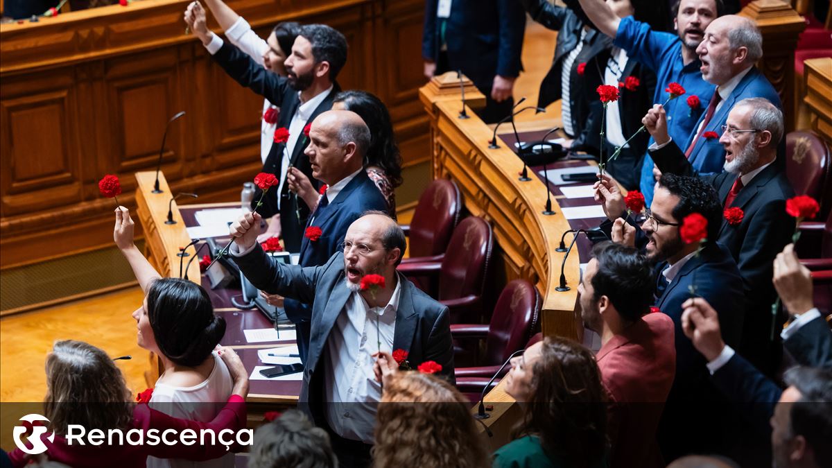 25 Abril. Parlamento canta "Grândola, Vila Morena" no final da sessão plenária