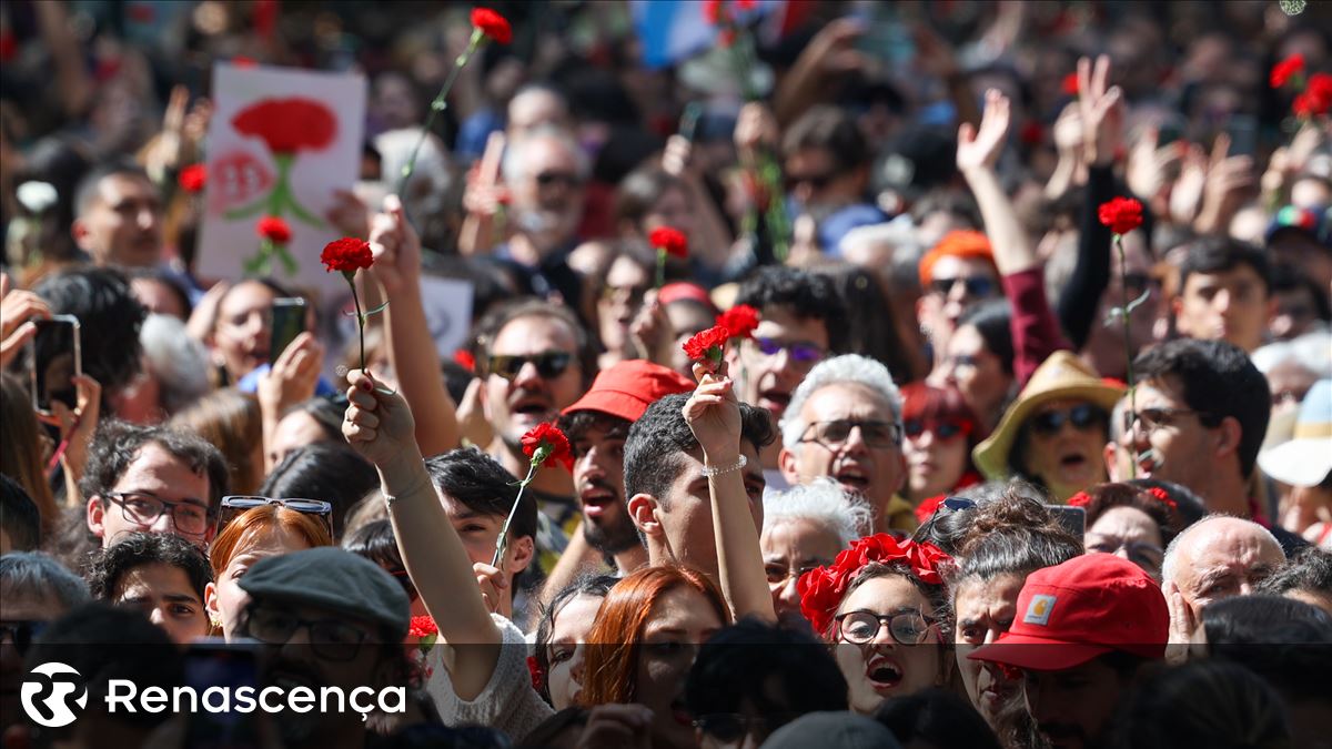 Uma americana de cravo ao peito e cante alentejano: a Avenida encheu-se de Liberdade