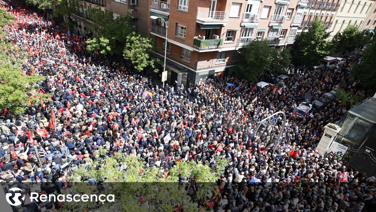 Socialistas espanhóis enchem ruas de Madrid para pedir a Sánchez que fique no cargo