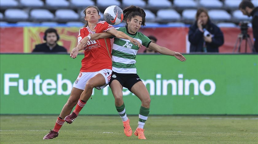 Andreia Faria e Joana Martins durante o Sporting vs Benfica na final da Taça da Liga feminina. Foto: António Cotrim/Lusa