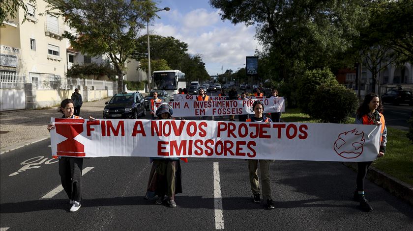 Ativistas do Climáximo provocam marcha lenta na avenida Gago Coutinho em Lisboa