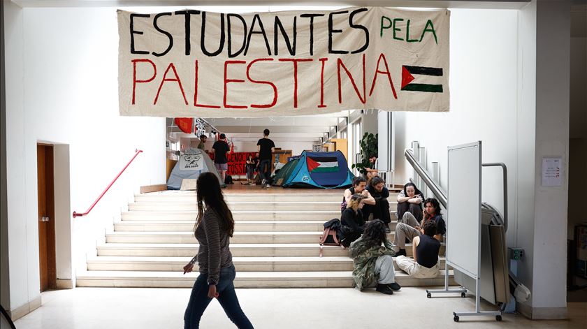 Estudantes pró-Palestina em protesto invadem Faculdade de Ciências no Porto