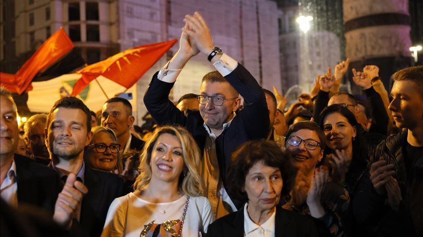 Oposição de direita vence eleições na Macedónia do Norte