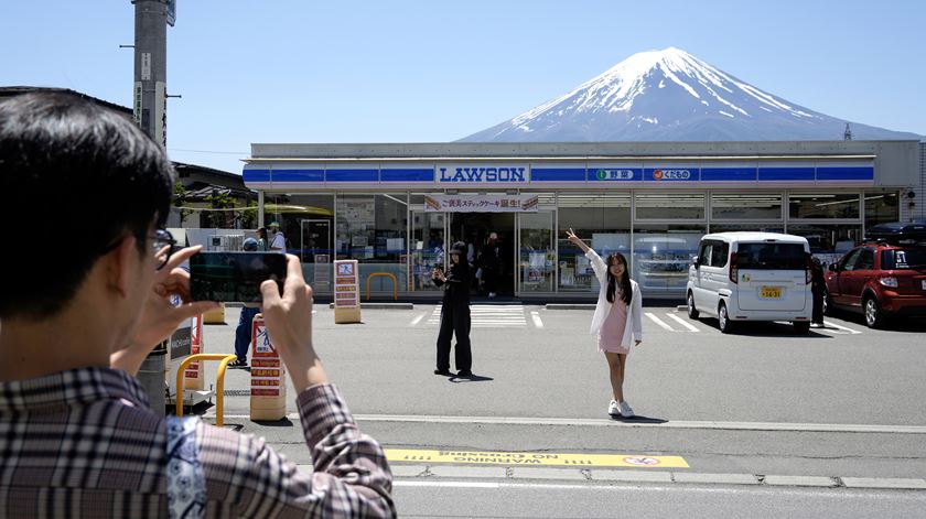 Cidade do Japão instala barreira para bloquear vista do Monte Fuji devido ao excesso de turistas