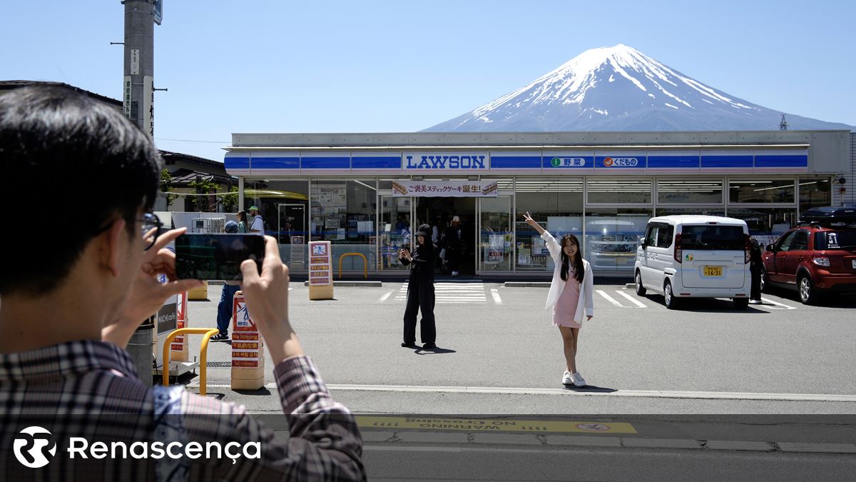 Cidade do Japão instala barreira para bloquear vista do Monte Fuji devido ao excesso de turistas