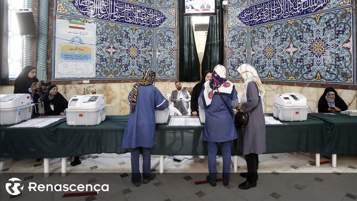 Eleições no Irão marcadas para 28 de junho após morte do Presidente