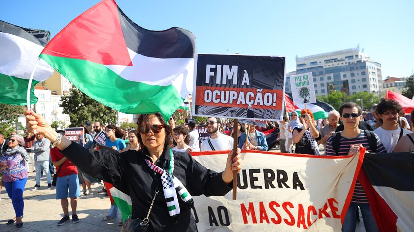 “Se o genocídio continua, o povo está na rua." Milhares manifestam-se em Lisboa a favor da Palestina