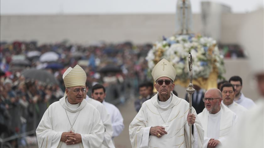 Fátima. 200 mil peregrinos, 338 sacerdotes, 37 bispos e três cardeais na missa