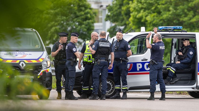 Guardas prisionais mortos em emboscada a carrinha que transportava recluso em França. Foto: Christophe Petit Tesson/EPA