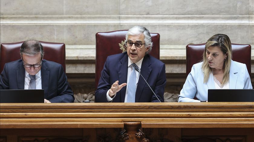 "No meu entender, pode". Aguiar-Branco defende que deputados podem classificar etnia como "burra ou preguiçosa"