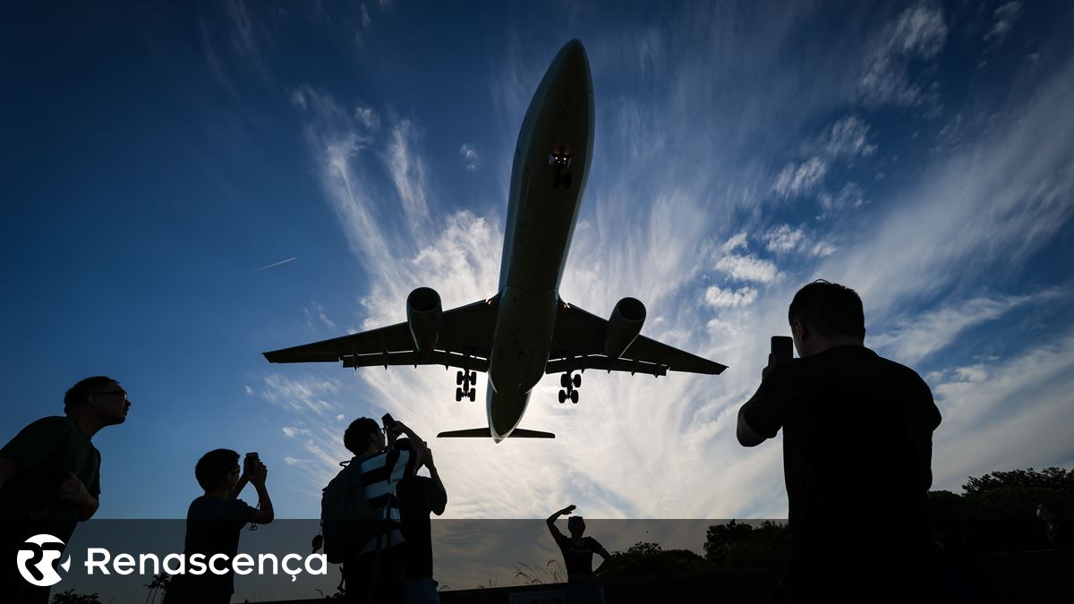 Avião português aterra de emergência em Sevilha após problema em motor