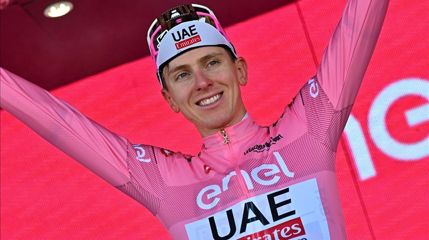 Pogacar é segundo no contrarrelógio e reforça liderança no Giro