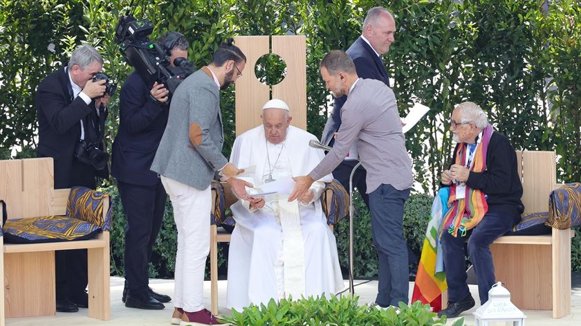 Papa abraça israelita e palestiniano que perderam familiares no conflito