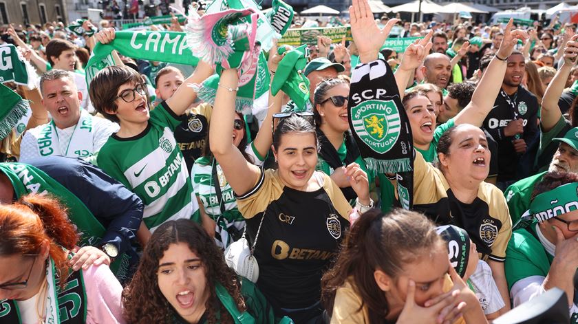 Festa dos adeptos do Sporting na Câmara de Lisboa. Foto: António Pedro Santos/Lusa (clique na seta para ver a fotogaleria)