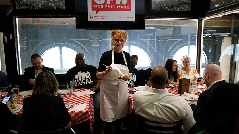 Susan Sarandon volta a ser empregada de mesa para exigir salários dignos