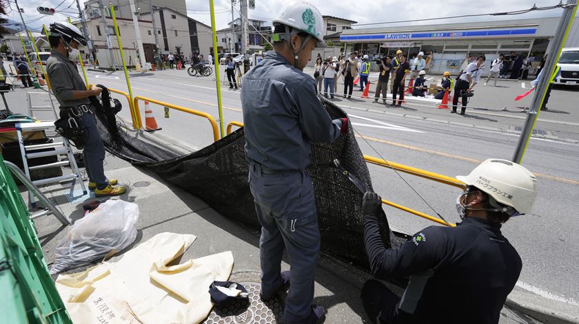 Barreira foi instalada para bloquear vista do Monte Fuji face a excesso de turistas. Fotos: Franck Robichon/EPA