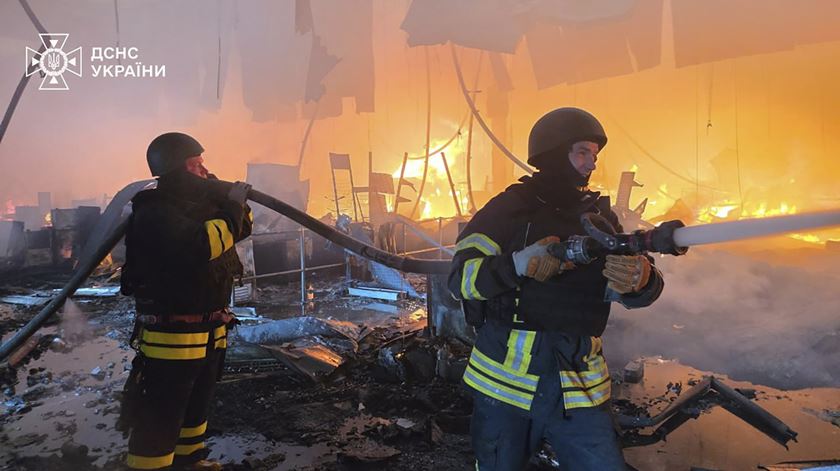 Kharkiv debaixo de fogo. Ataques fazem dois mortos e dezenas de feridos