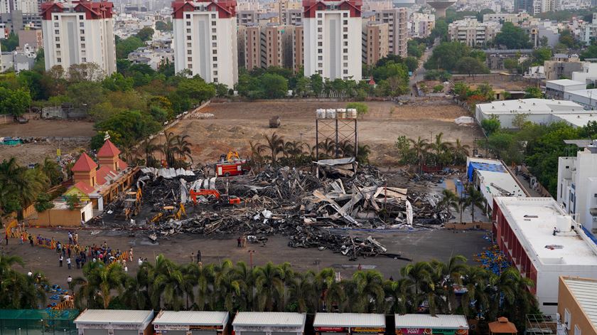 Índia. Confirmados 27 mortos em incêndio em complexo de parques infantis