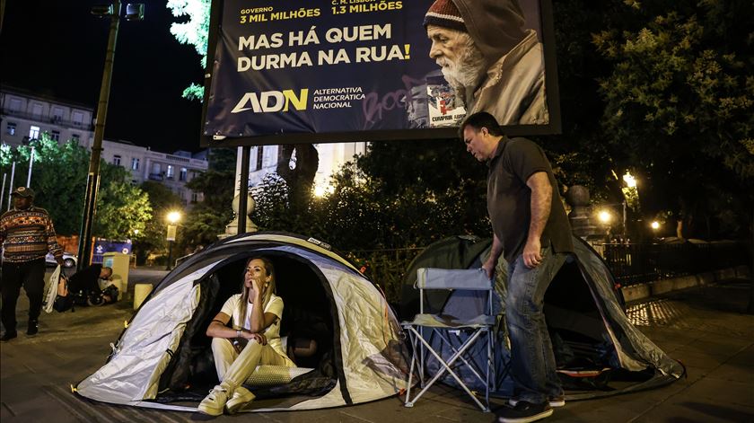 "É infra-humano". Joana Amaral Dias acampa com migrantes em Lisboa