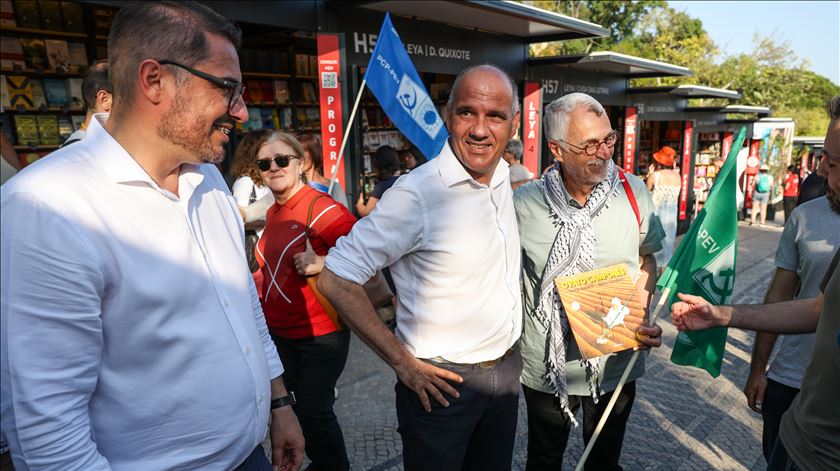 ​“Onde há patos, há luta”. CDU na Feira do Livro sinaliza livros a seu gosto