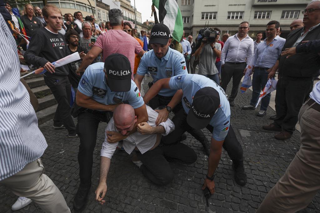 Ativistas pró-Palestina protestam em ação da AD no Porto com Von der Leyen