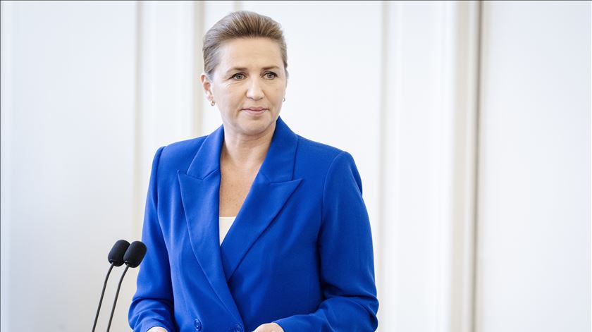 Primeira-ministra da Dinamarca atacada na rua