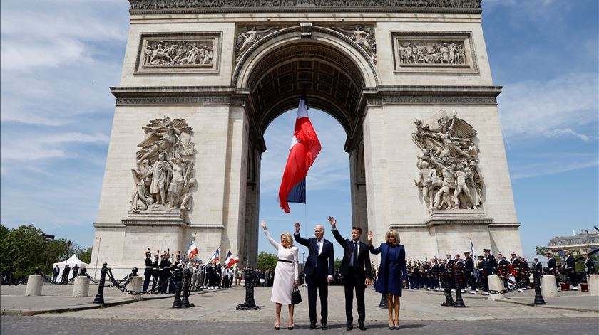 Macron recebeu Biden no Arco do Triunfo no início de visita de Estado