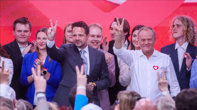 Coligação pró-europeia do primeiro-ministro à frente nas projeções na Polónia