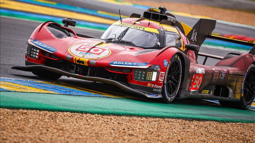 O Ferrari 50 de Antonio Fuoco, Miguel Molina, Nicklas Nielsen nas últimas horas da prova. Foto: Christophe Petit Tesson/EPA