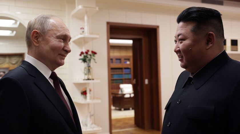Putin visita Kim. Rússia e Coreia do Norte querem desenvolver "fortaleza estratégica"