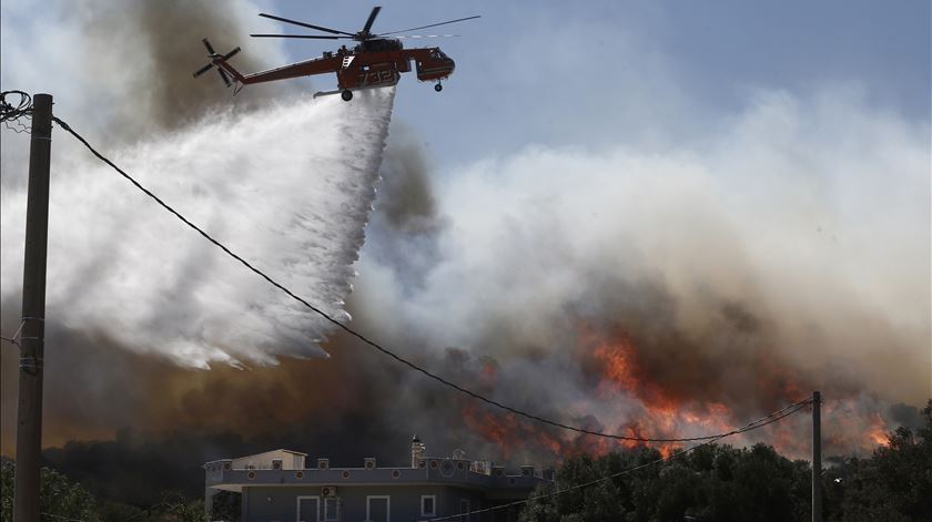 Grande incêndio nos arredores de Atenas obriga milhares a abandonar a casa