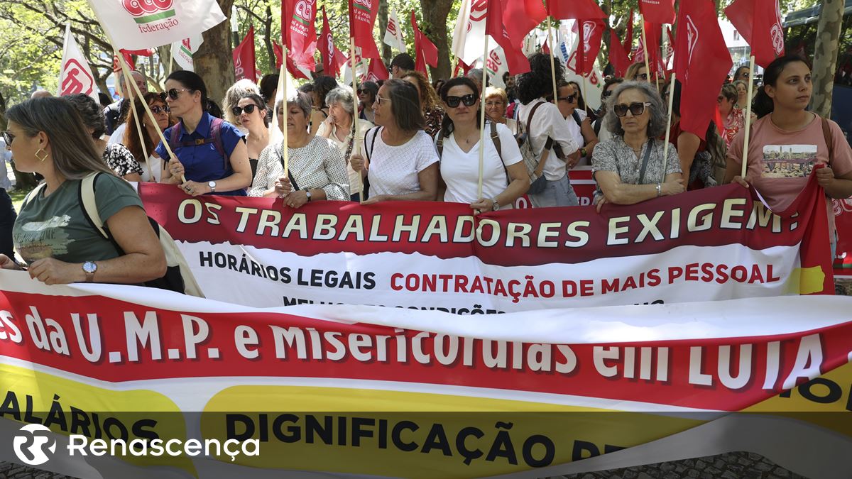 Dezenas de trabalhadores das misericórdias manifestam-se por melhores salários