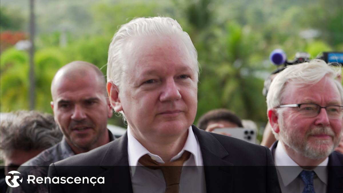 Julian Assange chega a ilha norte-americana para audiência judicial