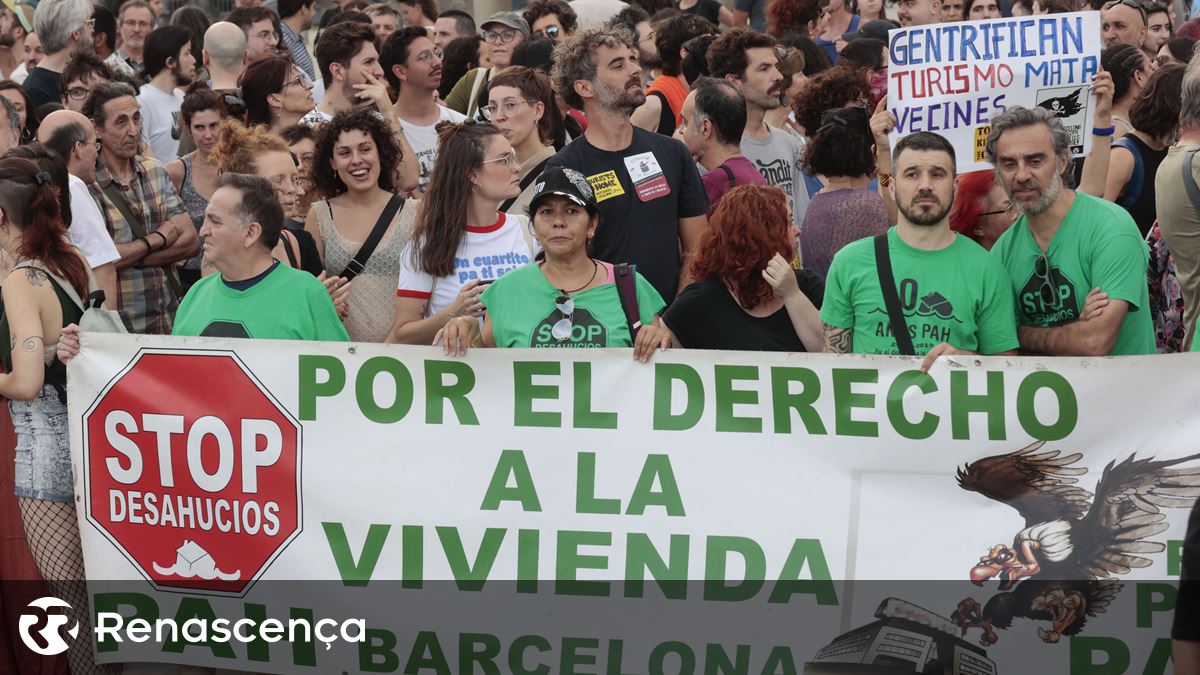 Milhares protestam em Barcelona contra o excesso de turismo