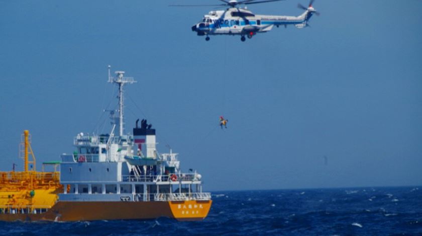 A mulher foi avistada por um navio de carga na manhã de quarta-feira. Foto: Yokosuka Coast Guard Office / Handout/EPA