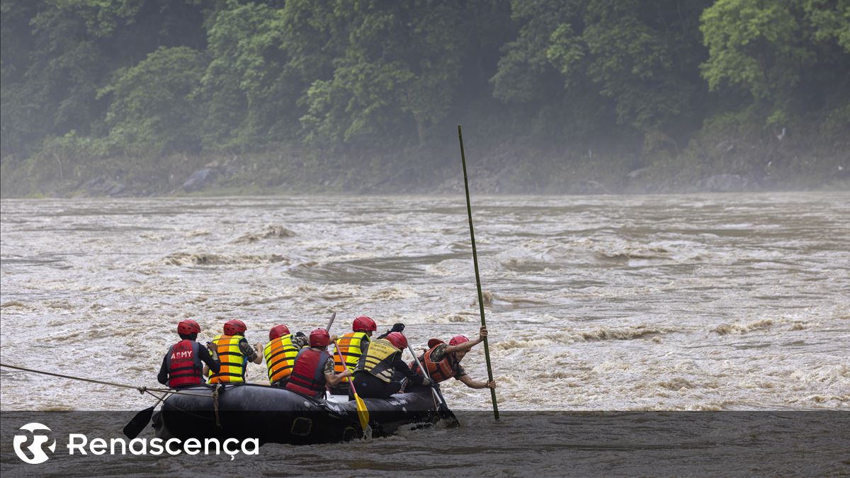 Nepal. Queda de autocarro num rio faz 14 mortos