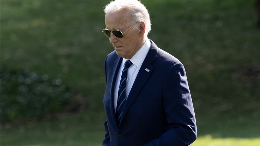 Biden sob pressão. Já são 33 os políticos democratas a pedir o afastamento