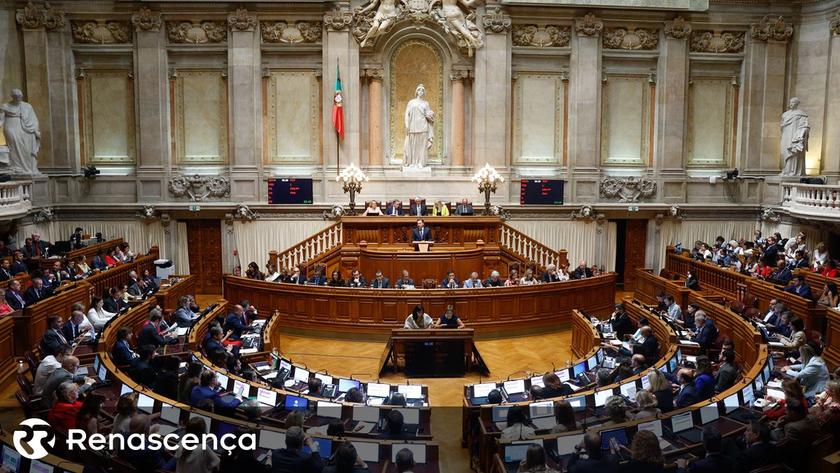 Sem garantia de aprovação, Orçamento do Estado é entregue no Parlamento