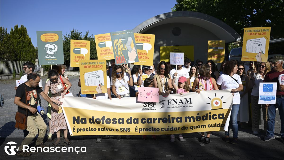 "Caímos em burnout". Dezenas de médicos concentrados no Porto contra o trabalho extraordinário