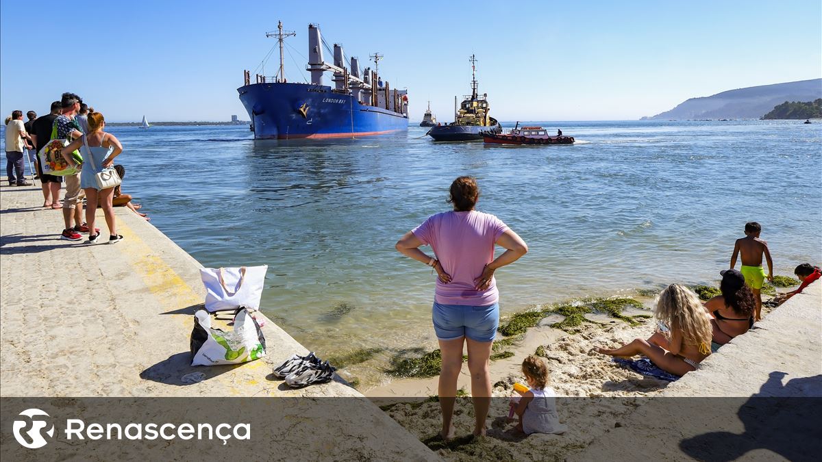 Navio de transporte de mercadorias encalhado em Setúbal