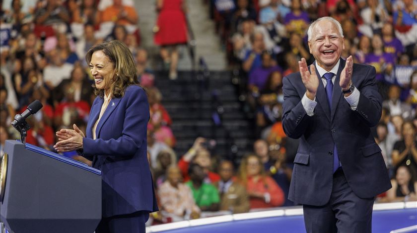 Kamala Harris e Tim Walz começam campanha a sorrir e "lutar pelo futuro" perante 10 mil pessoas